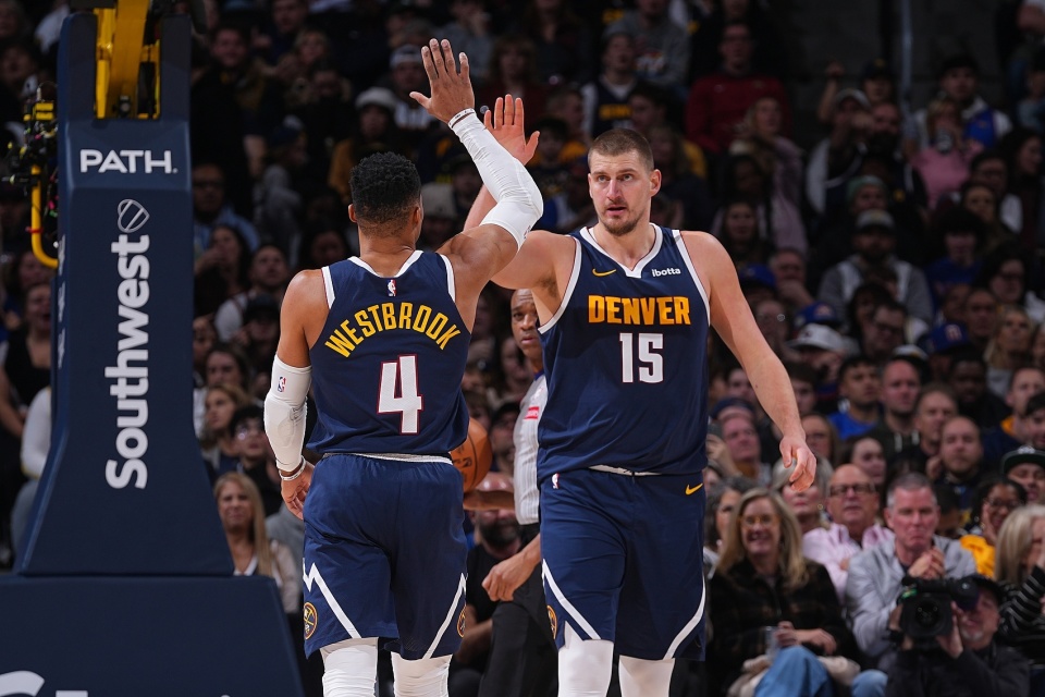 近百名游泳爱好者在云南巧家挑战横渡金沙江