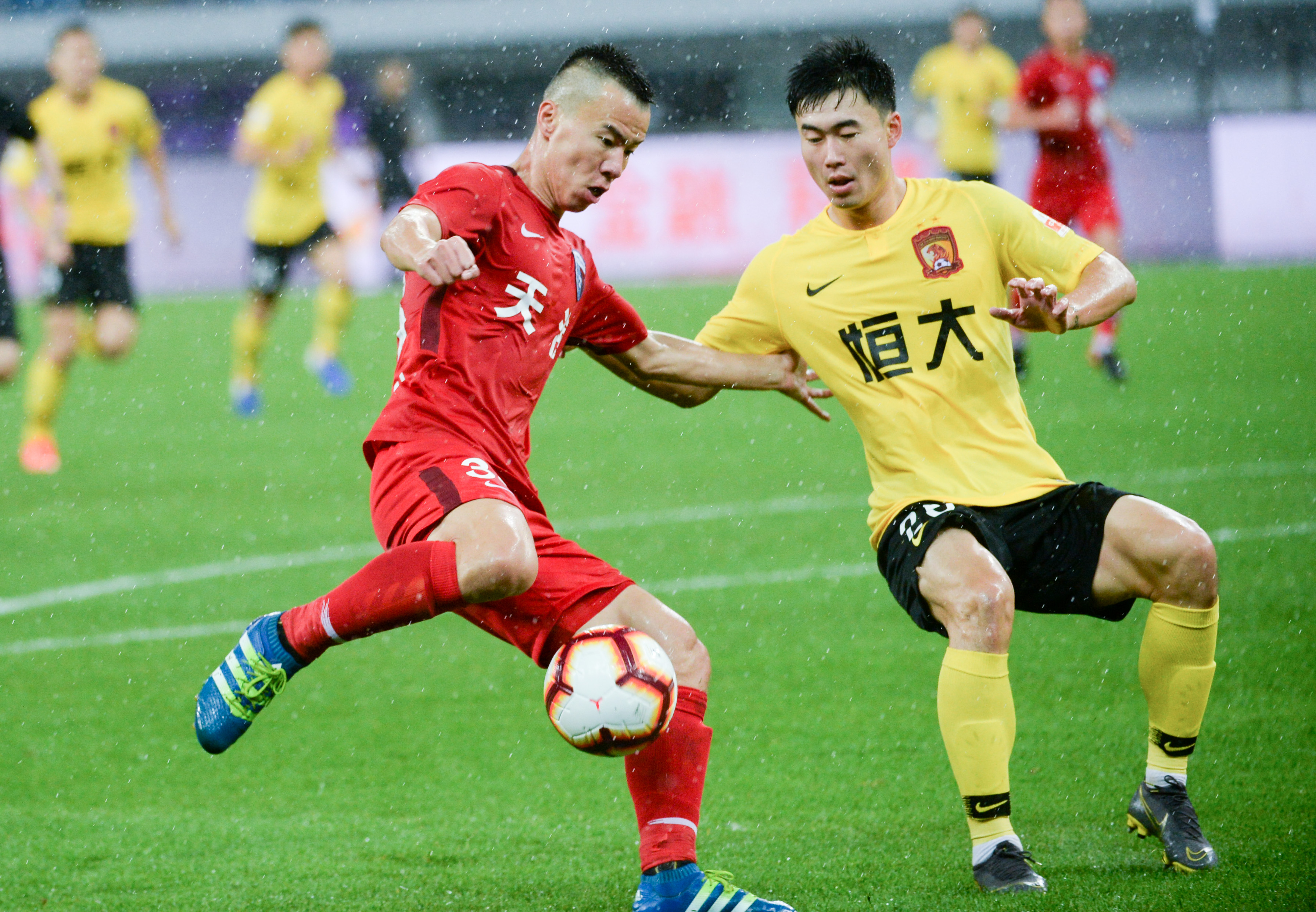 德天空：狼堡考虑签下费斯，同时也有其他两家俱乐部在争夺他