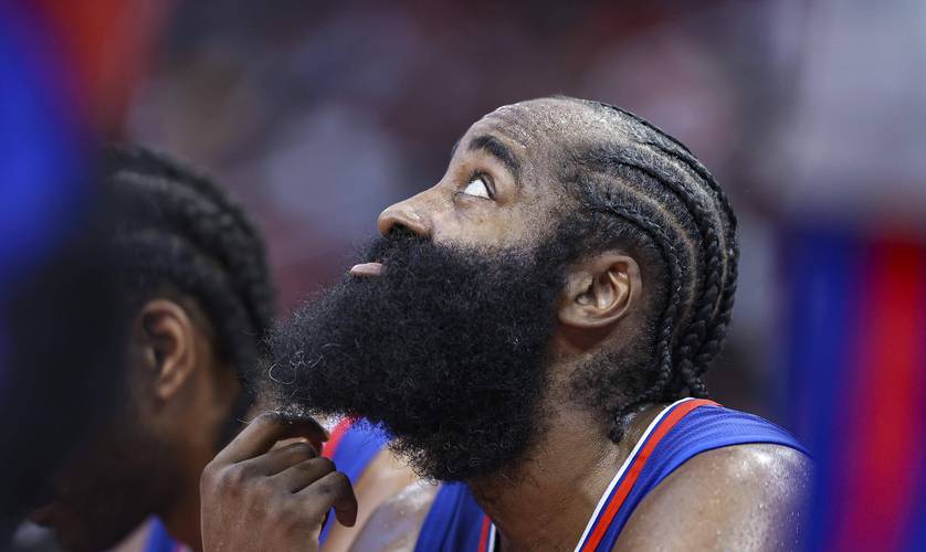 申京隔扣颜射亚当斯，后者按头锁喉遭申京“挑衅”：就扣你这混球