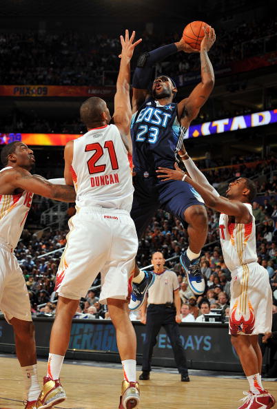 快船险胜活塞 哈登低迷